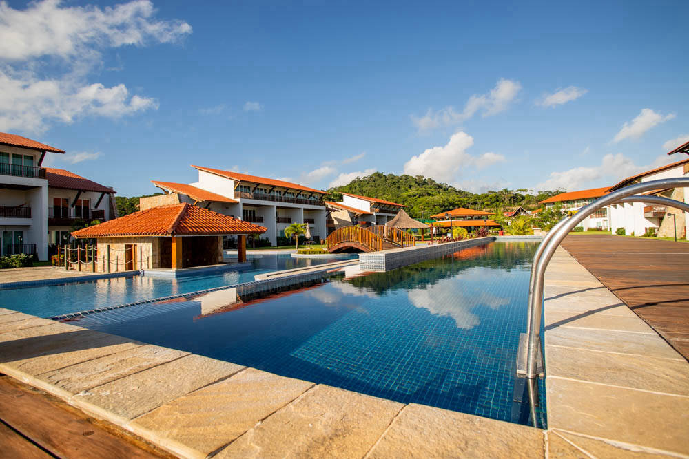Piscina com ponte