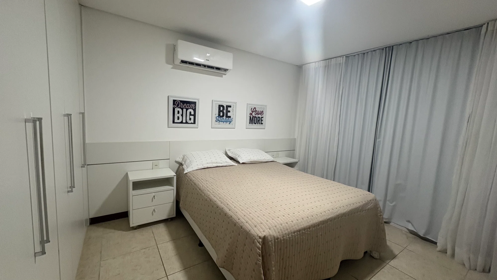 Quarto com armário e criado-mudo