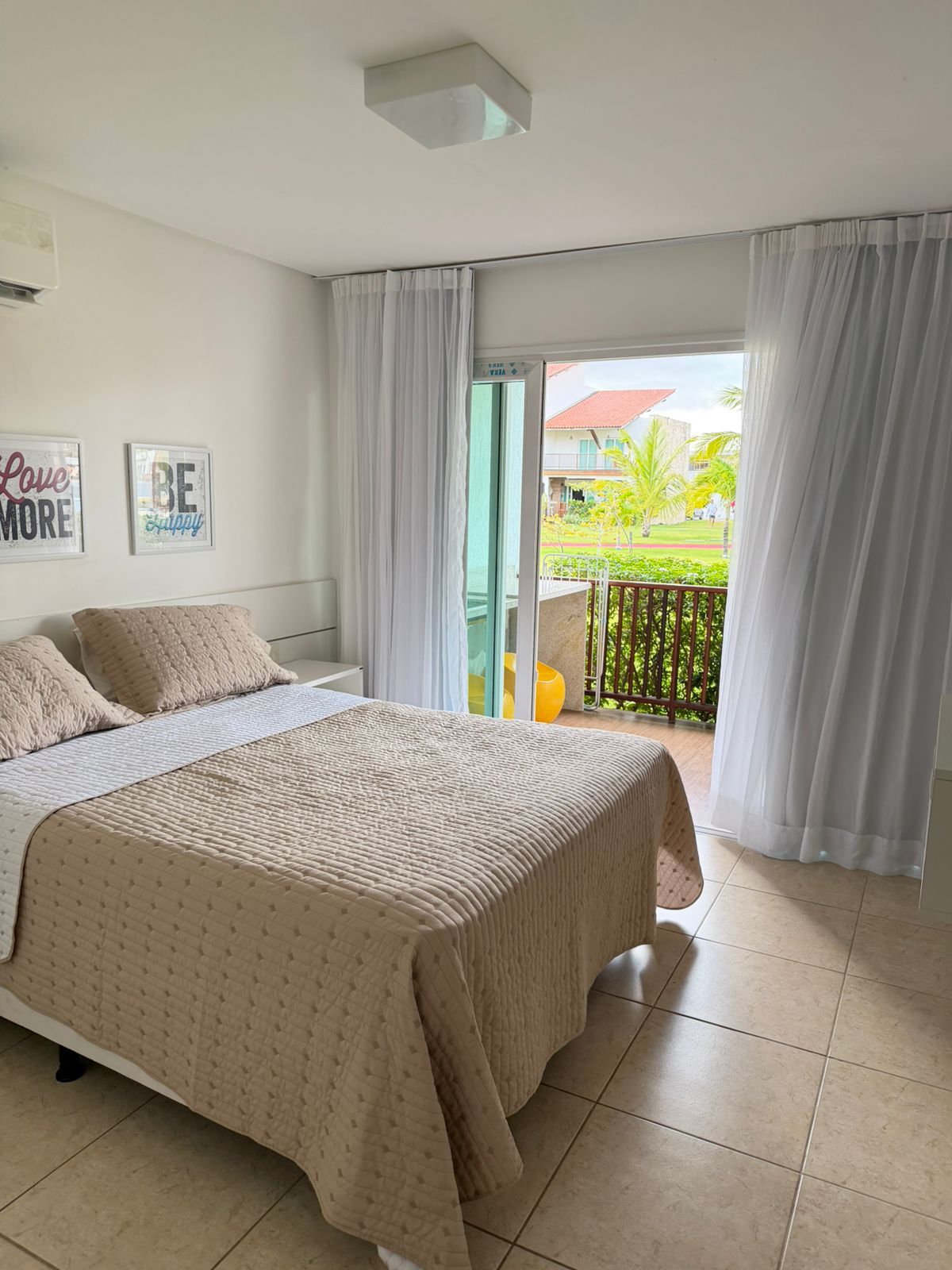 Quarto com varanda e vista para o condomínio