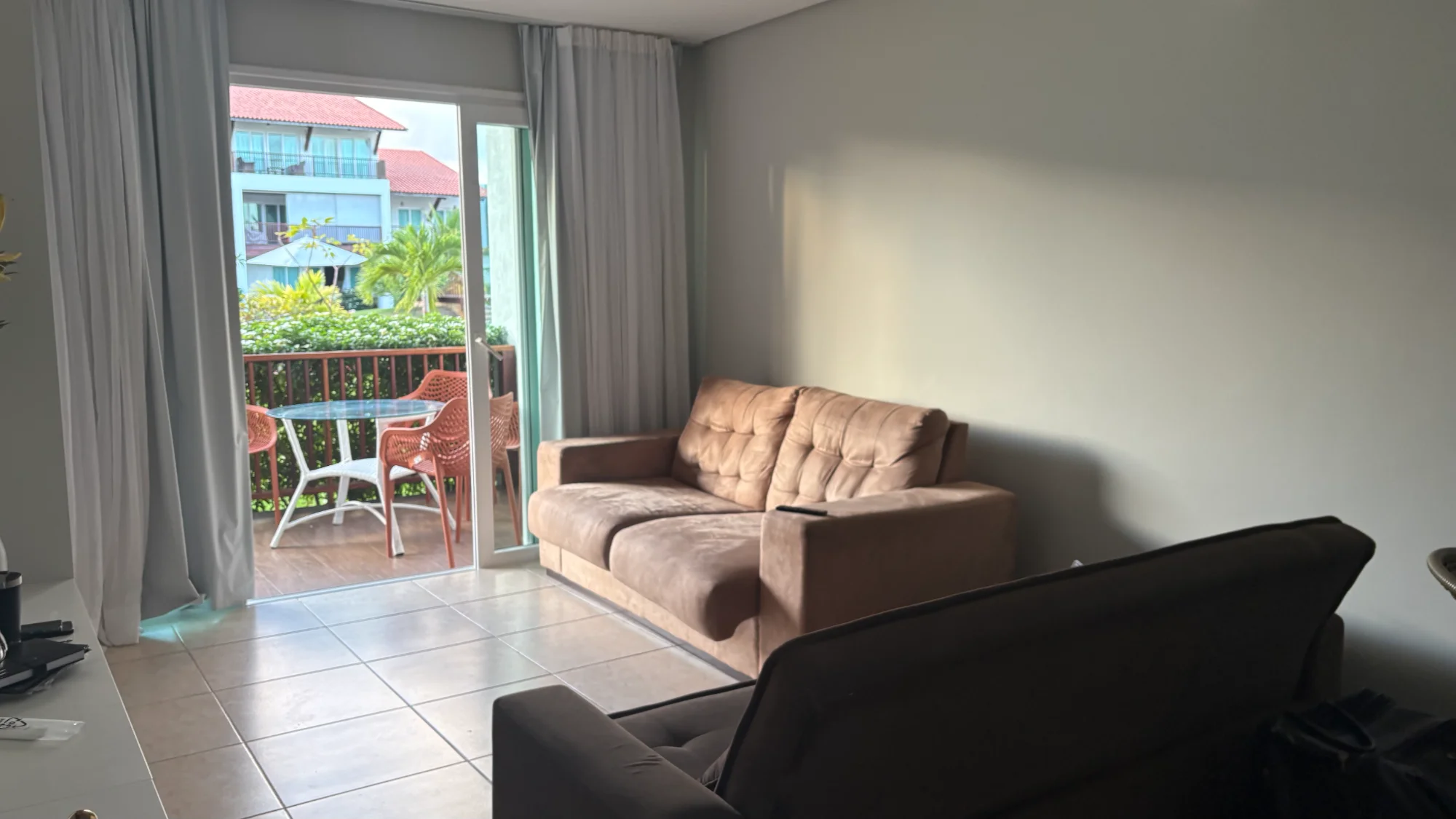 Sofá e área de convivência